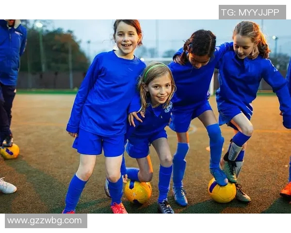 真正可爱的足球明星们展现球场风采与生活中的温暖瞬间 真正可爱的足球明星们展现球场风采与生活中的温暖瞬间