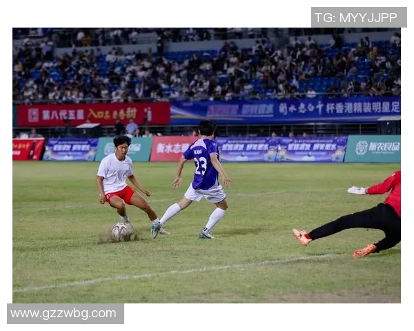 足球明星为何选择长袖装备探秘运动时尚与竞技表现的双重影响 足球明星为何选择长袖装备探秘运动时尚与竞技表现的双重影响