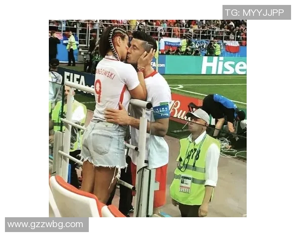 足球明星女友与莱万甜蜜接吻引发热议瞬间曝光 足球明星女友与莱万甜蜜接吻引发热议瞬间曝光